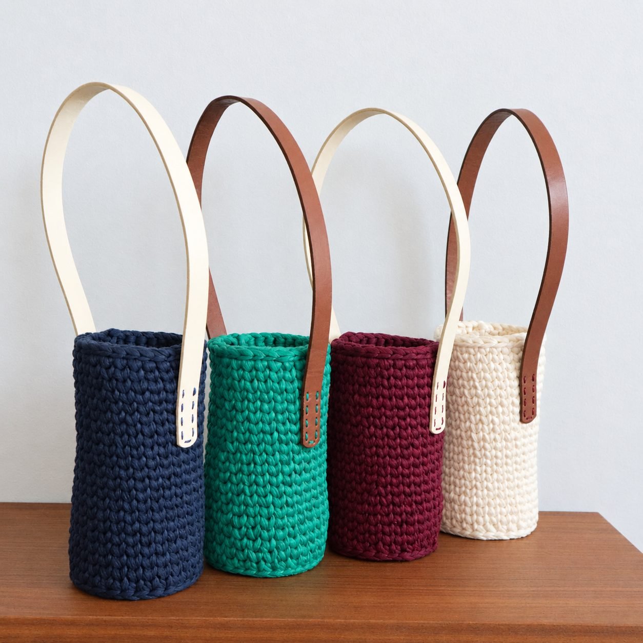 Botelleros de ganchillo cozyami, piezas que también se enseñarán a tejer en el futuro taller
